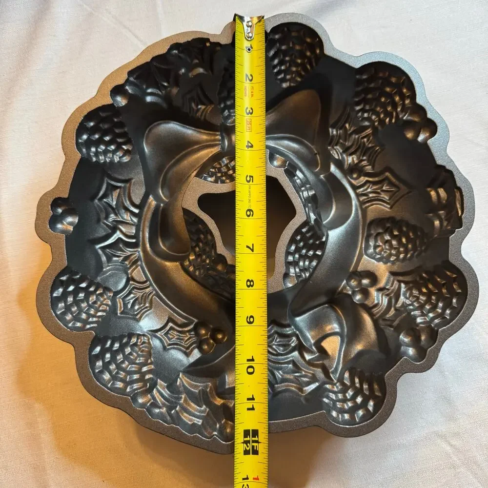 Nordic Ware Holiday Wreath Bundt Cake Pan NWOT 9 Cup Cast Aluminum Christmas